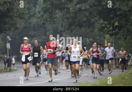 Les coureurs participent à la bataille de Brooklyn Jack Rabbit 10 miler à Prospect Park. Banque D'Images