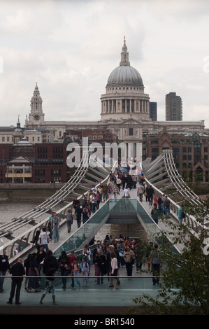 La Cathédrale St Paul et le Millennium Bridge vu de la Tate Modern de Londres, en Angleterre, en été. Banque D'Images