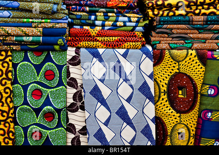 Tissu Wax Hollandais colorés avec de magnifiques motifs et couleurs vives. Banque D'Images