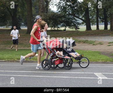 Park Slope parents obtenir leur exercice et prendre les enfants le long de Prospect Park, Brooklyn, New York Banque D'Images