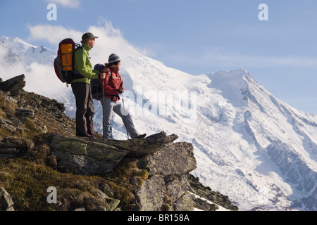 Deux randonneurs se tenir sur un belvédère près de Mont Blance en France. Banque D'Images