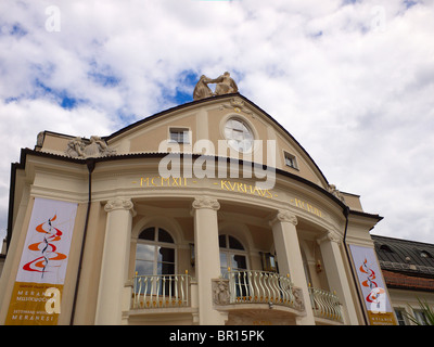 Le Kurhaus Spa s'appuyant sur l'Passerpromenade dans le quartier historique de South Tirol ville de Meran ou Merano Banque D'Images