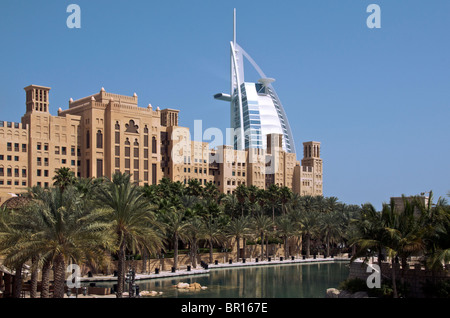 Madinat Jumeira et Burj al Arab Hotel Dubai eau Banque D'Images