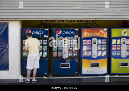 Soude et autres distributeurs automatiques de nourriture sont de grandes affaires à des destinations de loisirs tels que Coney Island, Brooklyn, New York. Banque D'Images