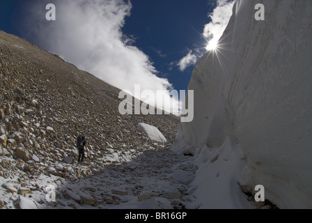 Falaise de glace ci-dessous grimpeur au Tibet. Banque D'Images