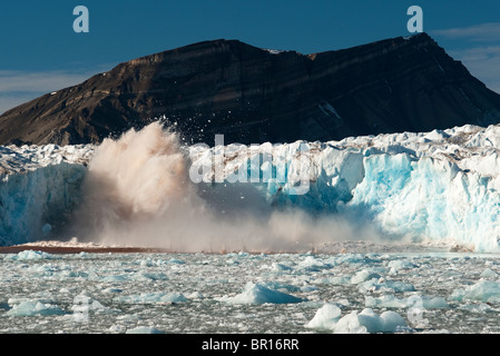 Le vêlage des glaciers, des glaces de l'Arctique, Svalbard Banque D'Images