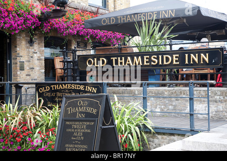 L'ancien Thameside Inn Pub sur la rive sud de la Tamise à Londres Banque D'Images