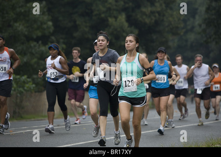 Les coureurs participent à la bataille de Brooklyn Jack Rabbit 10 miler à Prospect Park. Banque D'Images