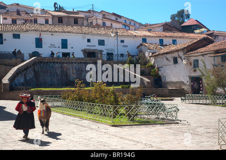 Logement typique en pierre et d'adobe entourant San Blas Plaza dans la ville de Cusco, Pérou Banque D'Images