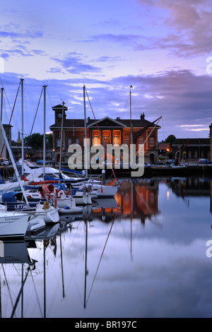 L'Ancienne Douane - Ipswich Marina au coucher du soleil Banque D'Images