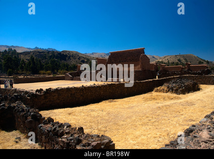 Les ruines Inca à l'ancien Temple de Viracocha, Raqchi, sur la route entre Cusco et Puno, Pérou. Banque D'Images