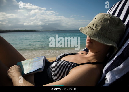 Femme de prendre une sieste sur la plage, Sosua, République dominicaine. Banque D'Images