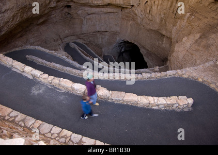 Une mère et son fils en marche du Carlsbad Caverns entrée naturelle. Banque D'Images