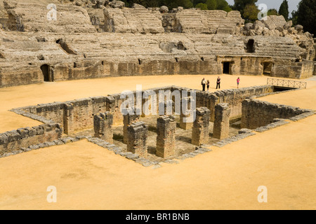 Des passages souterrains et le fonctionnement à l'intérieur de l'amphithéâtre romain de la ville romaine en ruine de Italica / Itálica près de Séville, en Espagne. Banque D'Images