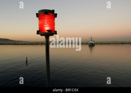 Feu de navigation rouge dans un port de plaisance utilisés pour guider la circulation des bateaux, Redondo Beach, Californie. Banque D'Images