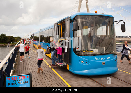 Royaume-uni, Angleterre, Merseyside, Southport, passagers débarqués après mile-long Pier Tramway Banque D'Images