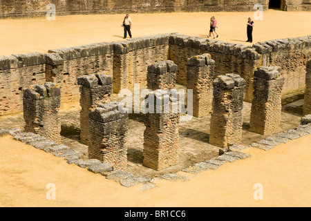 Des passages souterrains et le fonctionnement à l'intérieur de l'amphithéâtre romain de la ville romaine en ruine de Italica / Itálica près de Séville, en Espagne. Banque D'Images
