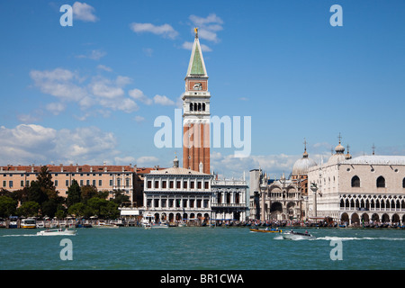 Vue front de campanile de San Marco, la Place Saint-Marc, Venise, Italie Banque D'Images