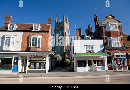 Tenterden High Street avec des magasins traditionnels et l'église St Mildred, Tenterden, Kent, Angleterre, Royaume-Uni Banque D'Images