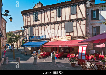 Scène de rue dans le vieux quartier de Bergerac, Fance, avec ses bâtiments à colombage médiévale Banque D'Images