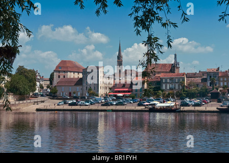 Bergerac, Dordogne, France, vu de l'autre côté de la rivière Dordogne à partir de la rive sud, avec parking quai Banque D'Images