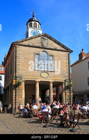 Café en plein air par l'Ancienne mairie Place du Marché Whitby North Yorkshire Angleterre UK Banque D'Images