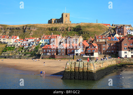 L'église St Mary sur falaise est au-dessus de cabanes de pêcheurs et Tate Hill Pier, Port, Whitby, North Yorkshire, Angleterre, Royaume-Uni. Banque D'Images