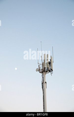 Un mât téléphone radio pour les téléphones mobiles et les communications de la mer à Puerto Banus, Espagne Banque D'Images