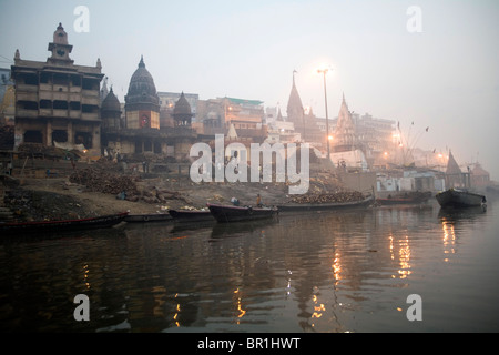 The Burning Ghat du Gange, Varanasi, Uttar Pradesh, Inde. Banque D'Images