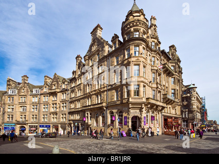 Coin de High Street dans le Royal Mile Edinburgh et Cockburn Street avec ses commerces Banque D'Images