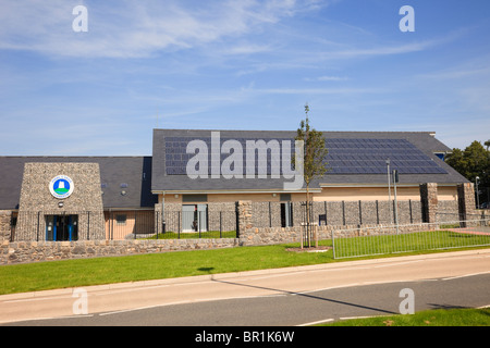 Llangefni, Isle of Anglesey, au nord du Pays de Galles, Royaume-Uni, Europe. Nouvelle école primaire Ysgol Y Graig bâtiment avec des panneaux solaires sur le toit Banque D'Images