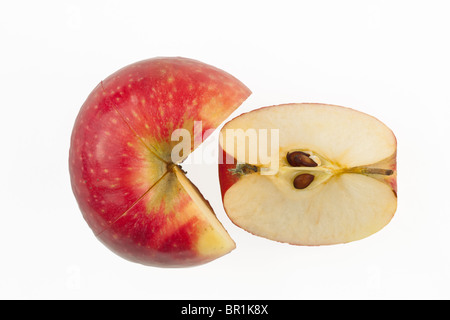 Demi-tour et Apple slice on a white background Banque D'Images