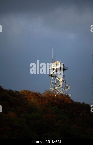 Tour à feu mis en évidence contre un orage d'automne en fin d'après-midi le long de la Blue Ridge Parkway South de Asheville, NC Banque D'Images