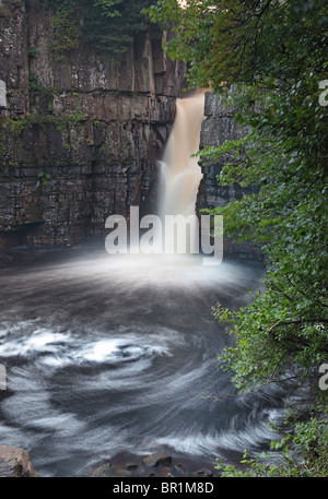 La Rivière Tees circulant sur la cascade de la Force élevée Teesdale County Durham UK Banque D'Images