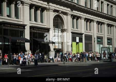 Les gens en file d'attente jusqu'à l'extérieur, l'Italien Eataly food and wine Marketplace à New York Banque D'Images