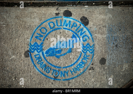 Un panneau d'avertissement, il n'y a pas de dumping, les drains du port de New York, vu sur un trottoir près de l'eau pluvial dans Chinatown à Manhattan Banque D'Images