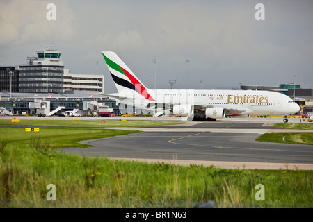 La compagnie aérienne Emirates Airbus A380 arrive à l'aéroport de Manchester. Banque D'Images