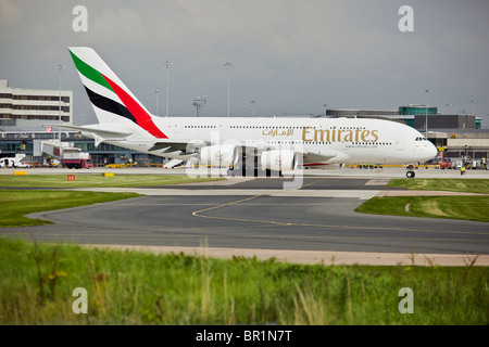 La compagnie aérienne Emirates Airbus A380 arrive à l'aéroport de Manchester. Banque D'Images