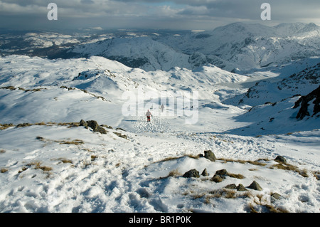 Hill promeneurs en ordre décroissant en Easedale de sergent l'homme en hiver. Près de Grasmere, Lake District, Cumbria, England, UK Banque D'Images