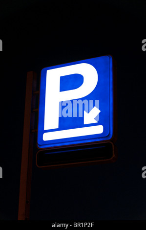 Un parking neon sign in Estepona menant à un parc de stationnement souterrain en espagne Banque D'Images