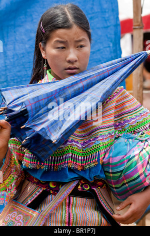 H'Mong fleurs colorées fille tribal à Bac Ha marché dans le nord du Vietnam. Banque D'Images