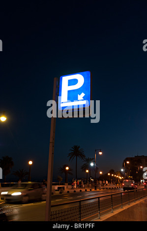 Un parking neon sign in Estepona menant à un parc de stationnement souterrain en espagne Banque D'Images