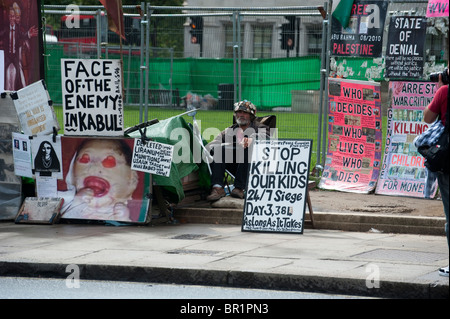 La guerre contre les manifestants grimpent sur les chambres du parlement à Londres. Banque D'Images
