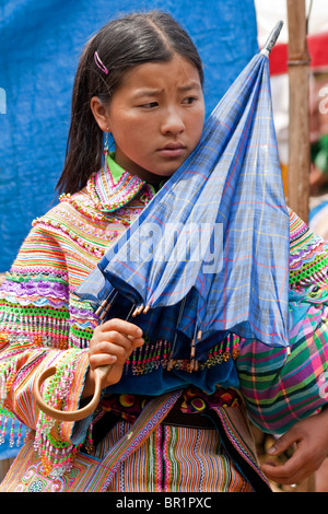 H'Mong fleurs colorées fille tribal à Bac Ha marché dans le nord du Vietnam. Banque D'Images