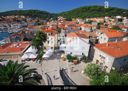 KORCULA, Croatie. Une vue sur la ville de Korcula sur l'île de Korcula, à partir de l'ancienne porte de la ville. Banque D'Images