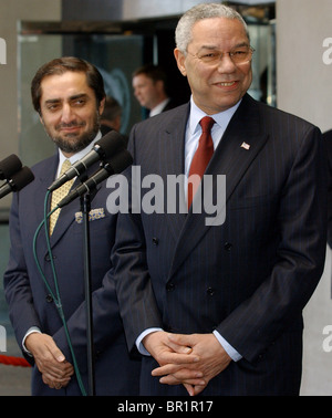 Le ministre des Affaires étrangères, de l'Afghan interum gouvernement Abdullah Abdullah et Sec. d'Etat, Colin Powell, assister à une conférence de presse. Banque D'Images