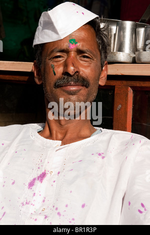 Kumoani kumoan traditionnel homme portant chapeau à Almora, Uttaranchal, Inde Banque D'Images