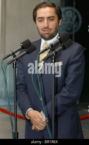 Le ministre des Affaires étrangères, de l'Afghan Abdullah Abdullah gouvernement interum parle lors d'une conférence de presse au département d'État . Banque D'Images