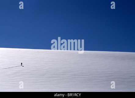 L'arrière-pays de neige skieur asending Solo. Banque D'Images