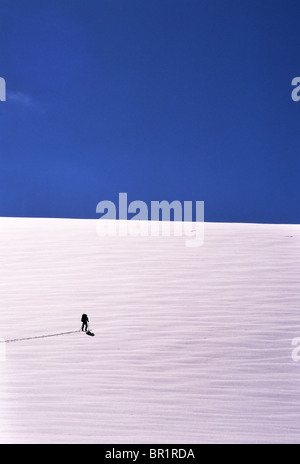 Skieur Sinlge breaking trail sur la journée ensoleillée. Banque D'Images
